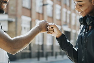 B体育在线登录入口-NBA球员比赛中非语言沟通方式及战术作用，nba说话